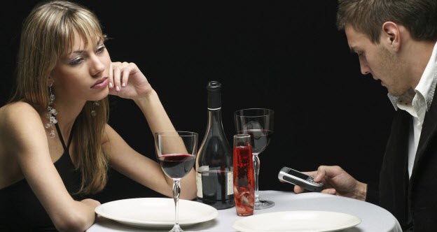 prvé rande 6 možností, ako zabiť trápne ticho a zachrániť prvé rande prve rande trapne ticho vecera vino