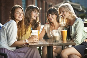4 krásne ženy na kávičke buďme len kamaráti 3 dôvody, prečo neposlať ženu po vete “Buďme len kamaráti” do prdele 4 zeny na kavicke