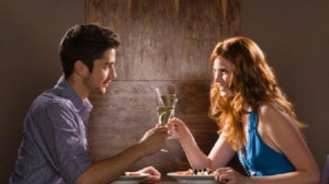 žena a muž, rande, popíjajú víno rande Ako sa NEpripravovať na rande mu   se   enou na rande 300x168