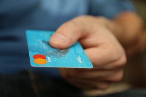 platenie kartou, kreditka, ako zarobiť, bezhotovostný styk ako zarobiť [Peniaze 2/4] Jednoduchý trik, ako zarobiť oveľa viac money 256319 640 300x200