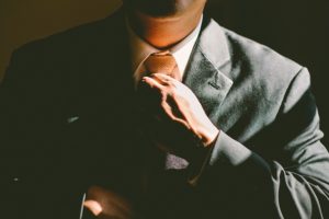 muž v obleku, viazať kravatu, úspešný muž, úspech, kravata ako zarobiť [Peniaze 2/4] Jednoduchý trik, ako zarobiť oveľa viac tie 690084 640 300x200