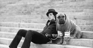 Sylvester Stallone so svojím odkúpeným psíkom sylvester stallone Sylvester Stallone &#8211; jeho príbeh ti určite zvýši charizmu a príťažlivosť so psom 300x154