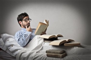 muž číta v posteli, učí sa, knihy (600 x 399) príťažlivosť a hodnotu 10 katastrofálnych rozhodnutí, ktoré ťa okradnú o príťažlivosť a hodnotu mu       ta v posteli u     sa knihy 600 x 399 300x200