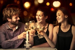 muž pije so ženami vino - pravidlo piatich 