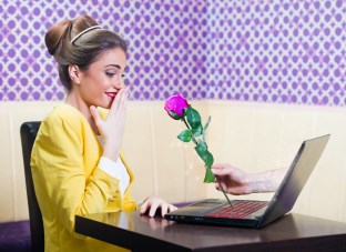 online zoznamovanie, sociálne siete, muž posiela žene ružu (312 x 227)
