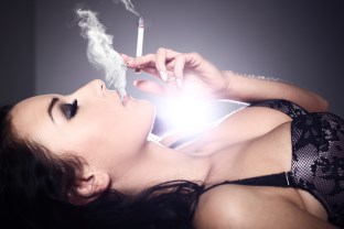 žena s cigaretou, fajčí, hra sa s cigaretou (312 x 208)