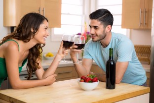 ako nezničiť rande  ako nezničiť rande Balenie a alkohol: Koľko je tak akurát a koľko už príliš? p  r pop  ja v  no pozeraj   sa jeden druh  mu do o     jahody v  no romantika 312 x 208