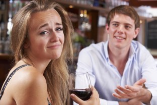 Odmietnutia od ženy, žena nie je spokojná, pije víno, Prečo sa na ňu konečne nevyserieš